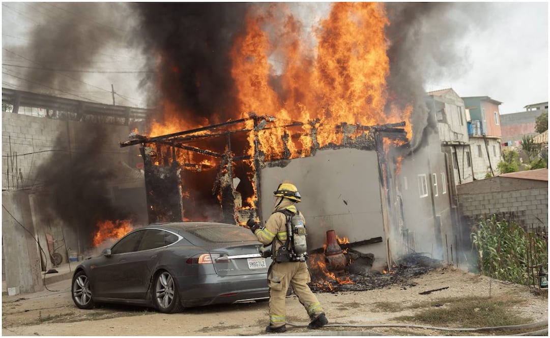 Un auto Tesla, que estaba conectado al poste de la luz, y una vivienda se incendiaron esta mañana en la colonia Lázaro Cárdenas. Foto: Cuartoscuro