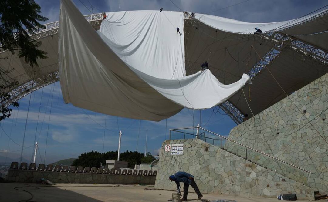 Instalación de velaria al auditorio Guelaguetza (Foto: Edwin Hernández EL UNIVERSAL)