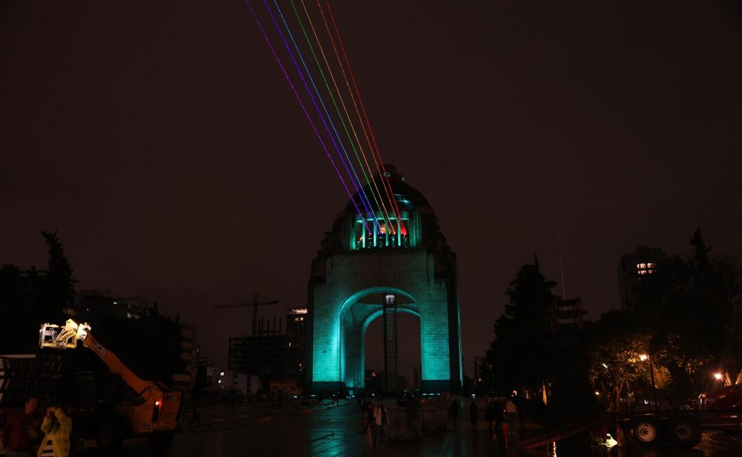 Iluminan Monumento a la Revolución con colores de la bandera LGTB+ (26/06/2025). Foto: Valente Rosas / EL UNIVERSAL