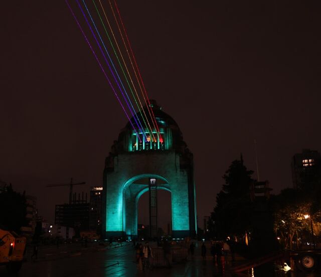 VIDEO Iluminan Monumento a la Revolución con colores de la bandera LGBT+; llaman a respetar la diversidad