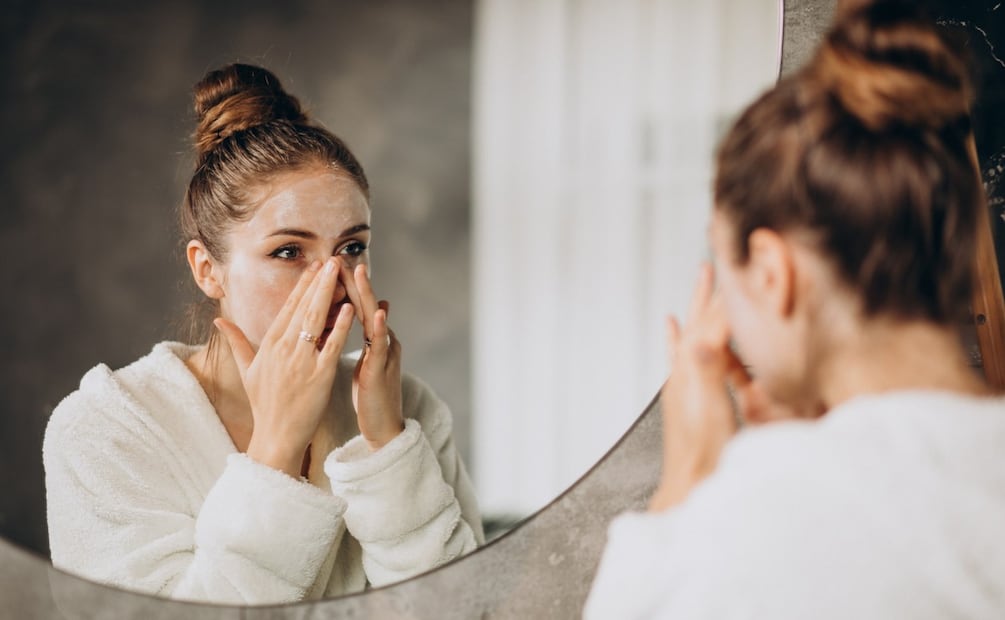 Aunque no te maquilles, debes limpiar tu cara antes de irte a dormir. Foto: Freepik