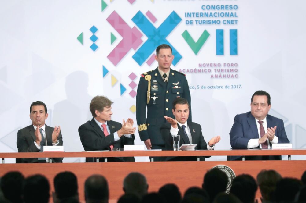 Alberto Torrado, de Grupo Alsea; Enrique de la Madrid, secretario de Turismo; el presidente Enrique Peña Nieto, y Carlos Mendoza, gobernador de BCS, ayer en el XVII Congreso Internacional de Turismo. (IVÁN STEPHENS. EL UNIVERSAL)