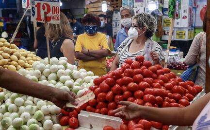 Pese a semáforo rojo, comerciantes insisten en abrir negocios este lunes en Naucalpan
