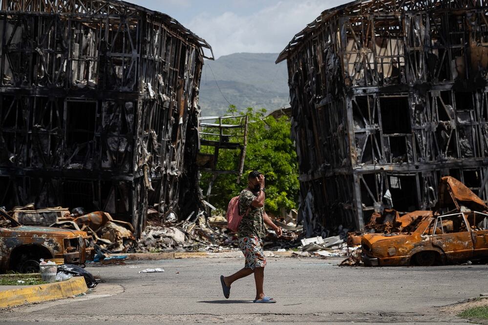 Un hombre camina frente a edificios afectados por los terremotos del pasado 24 de junio, en Catia La Mar. FOTO: RONALD PEÑA R. EFE