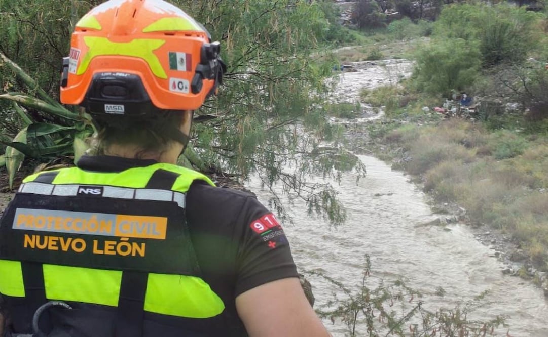 Lluvias provocan inundaciones en Monterrey; autoridades buscan a hombre arrastrado por la corriente.
Foto: Especial.