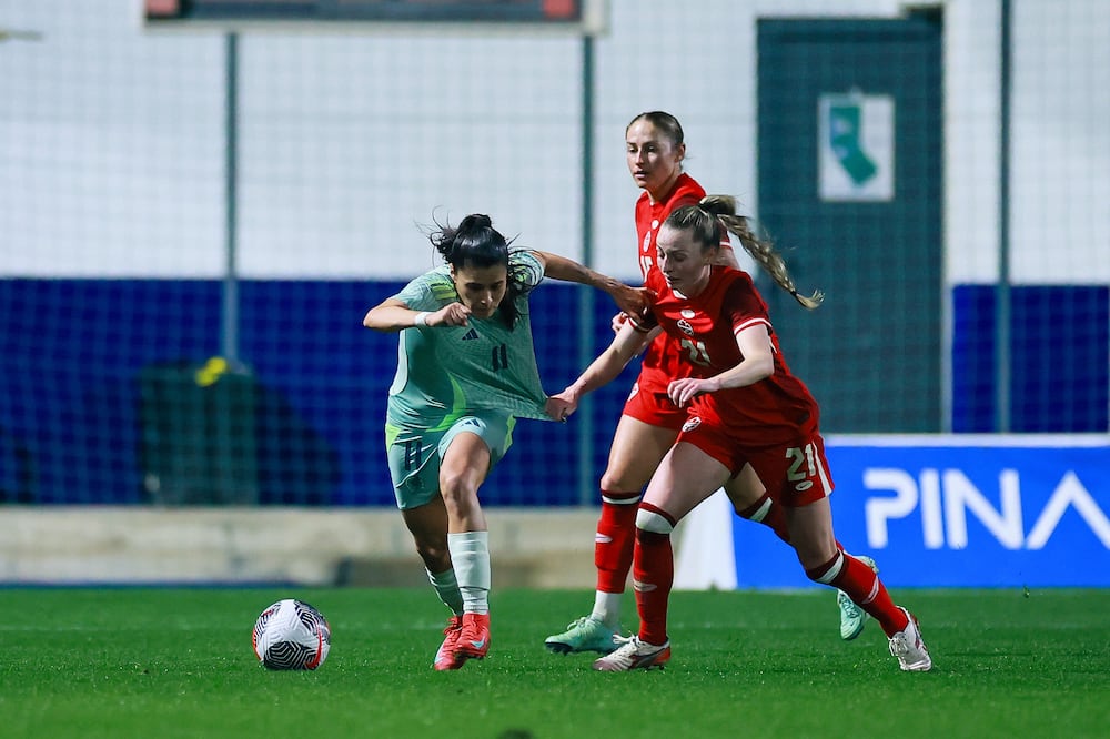 Jacqueline Ovalle y Gabrielle Carle peleando por el balón, durante la Pinatar Cup, entre México y Canadá - Foto: Imago7