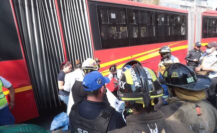 Metrobús atropella a motociclista que perdió el control en Insurgentes Norte, a la altura de Revolución
