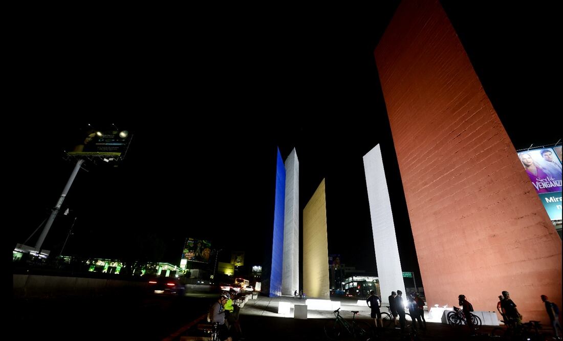 Las Torres de Satélite volvieron a encenderse luego de siete años en penumbra, el 15 de mayo de 20205. Foto: Valente Rosas / EL UNIVERSAL