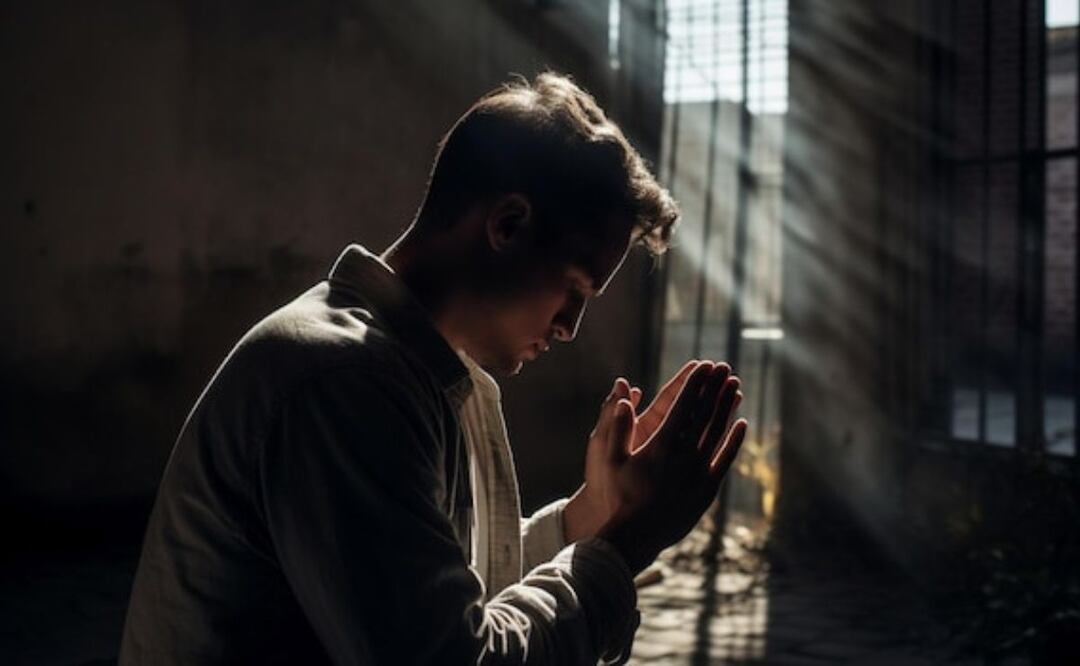 En un mundo cada vez más acelerado, la oración, podría ser una estrategia clave para alcanzar un mayor equilibrio mental y emocional. Fuente: Freepik.