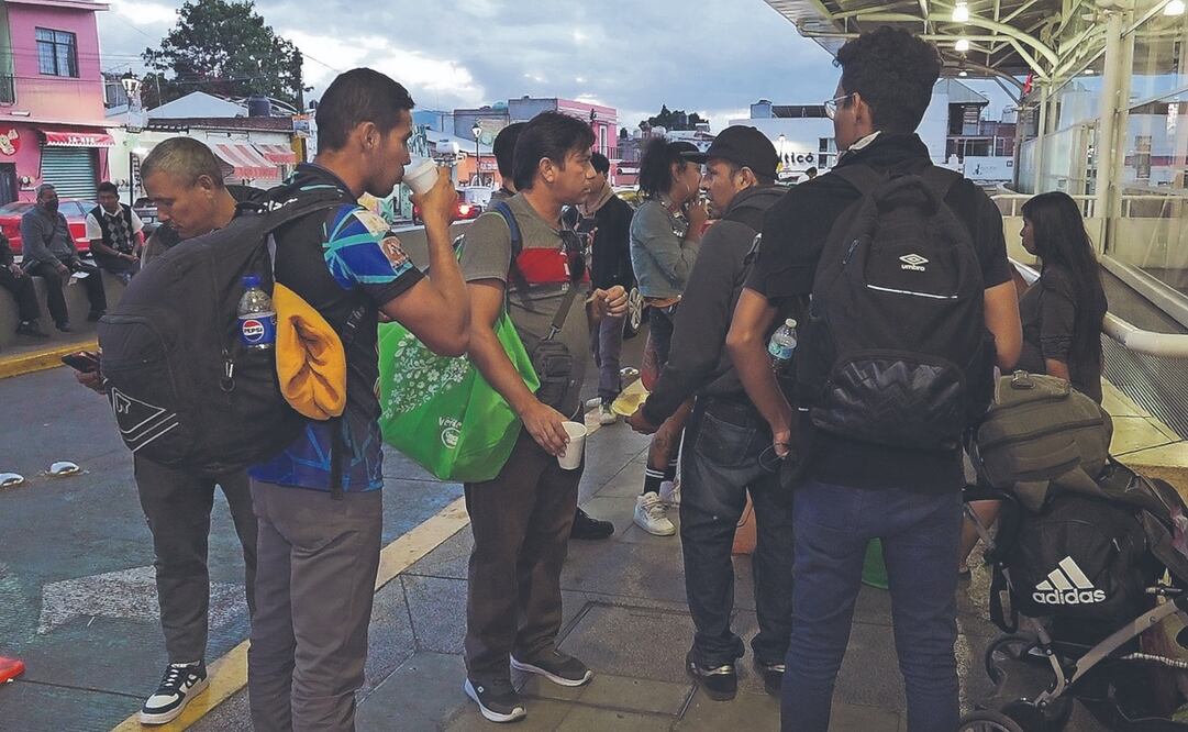 Migrantes que buscan llegar al norte reciben alimentos a su paso por la ciudad de Oaxaca. Foto: de JESÚS MÉNDEZ. EFE
