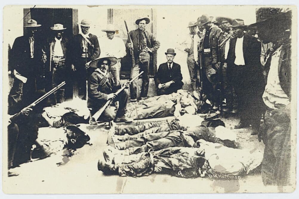Una foto de la página Smu libraries muestra a los laguneros revolucionarios posando alrededor de los chinos muertos, “con semblante triunfal, en actitud victoriosa, como presentando el trofeo”, describe el historiador Carlos Castañón. Foto: SMU LIBRARIES