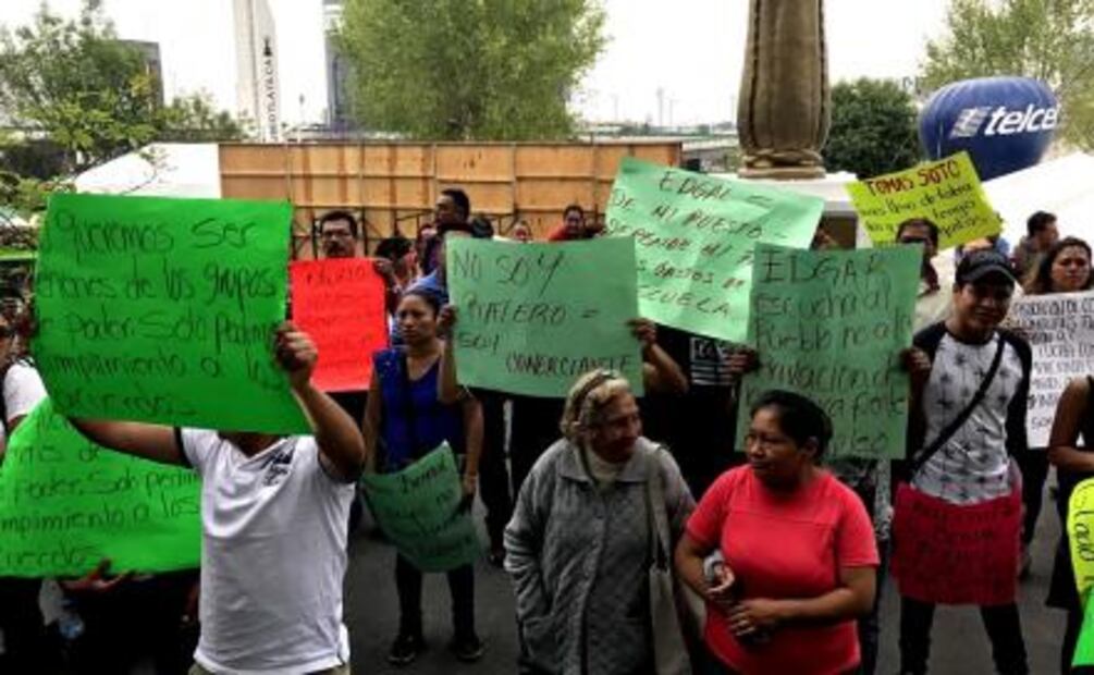 Protesta de ambulantes colapsa tránsito en Naucalpan