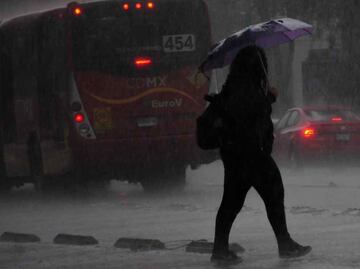 Tormenta eléctrica azota la CDMX, anuncian avance lento de trenes en el Metro