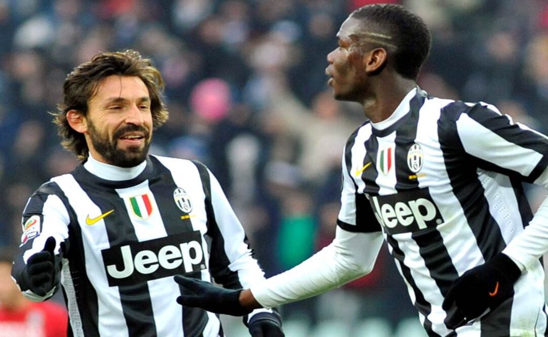 Pirlo felicida a Pogba durante un juego de la Serie A