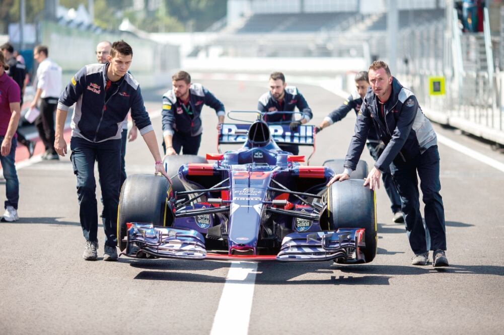 Las escuderías ya han tomado sus lugares. (PETER FOX. AFP)