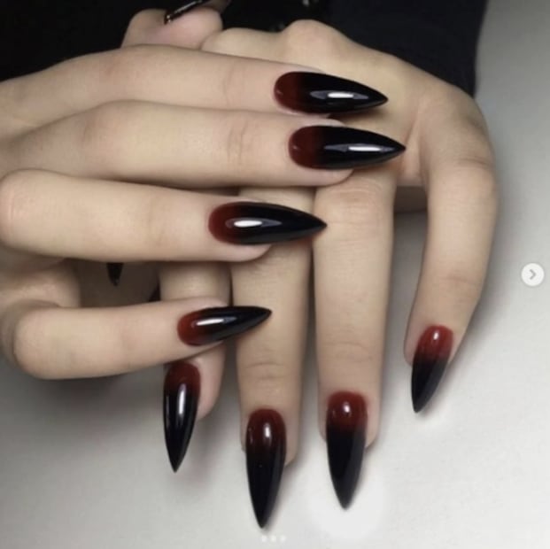 Las uñas vampiro asemejan tienen la forma de colmillos. Foto: Instagram @ali_beauty_art