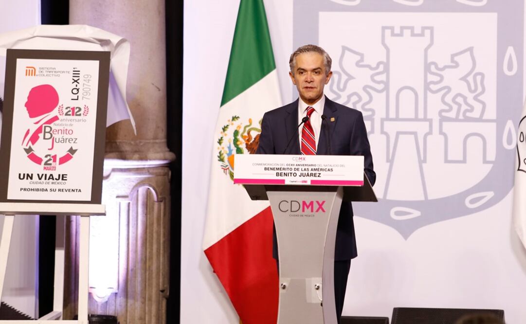 Miguel Ángel Mancera indicó que esta aportación se sumará a los 2 millones 740 mil 750 pesos que se obtuvieron por la carrera “Corro por México” (FOTO: AGUSTÍN SALINAS/EL UNIVERSAL)
