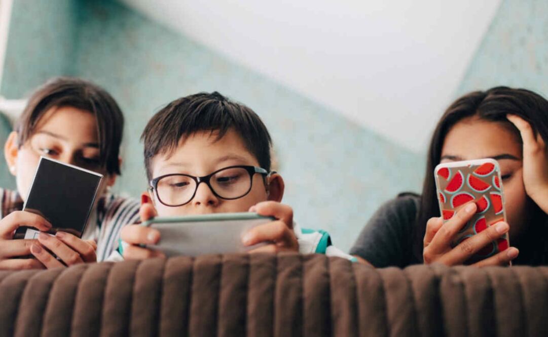 Cuando el joven recibe un mensaje de sus padres, la app bloquea su teléfono y comienza a sonar su alarma hasta que el mensaje haya sido contestado