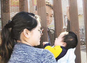 EU estudia separar a padres y niños migrantes: WP