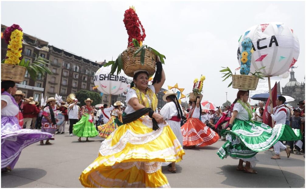 Simpatizantes de Claudia Sheinbaum llegan al Zócalo para el último acto de campaña. Foto: Carlos Mejía/EL UNIVERSAL