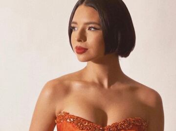 Ángela Aguilar luce traje de escote profundo en los Latin Grammy