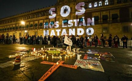 Madres de víctimas de feminicidio y desaparición protestan en Palacio Nacional