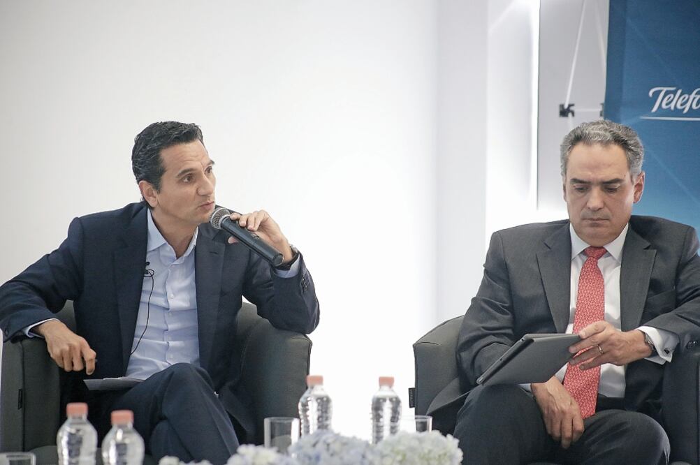 Durante la conmemoración del 15 aniversario de Telefónica en México, Carlos Morales (izq.), presidente ejecutivo de la empresa, dijo que la firma destina 5% de sus ingresos al pago de derechos por el espectro, y en 2019 subiría a 12% (ALEJANDRA LEYVA)
