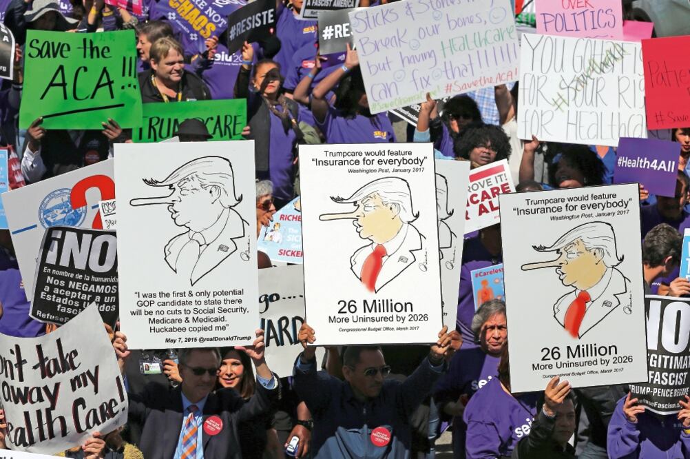 Cientos de personas marcharon ayer en Los Ángeles para protestar contra la iniciativa del presidente Trump para reemplazar la Obamacare (REED SAXON. AP)