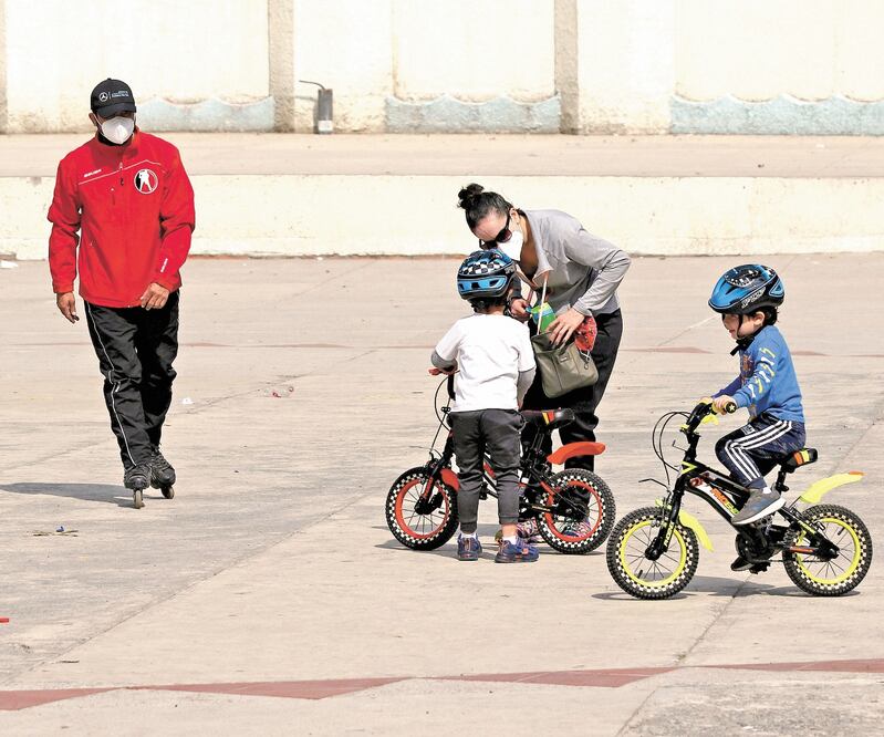 En el Teatro al Aire Libre Charles Lindbergh, del Parque México, Mariana Zertuche y su familia acudieron a pasear en las bicicletas que los Reyes Magos les trajeron a sus hijos. Foto: CARLOS MEJÍA. EL UNIVERSAL