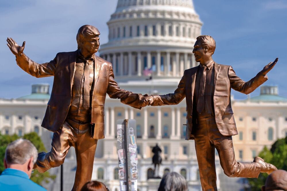 Estatuas que representan al presidente Donald Trump y a Jeffrey Epstein, en el National Mall, cerca del Capitolio, en Washington. Foto: de Jose Luis Magana. AP