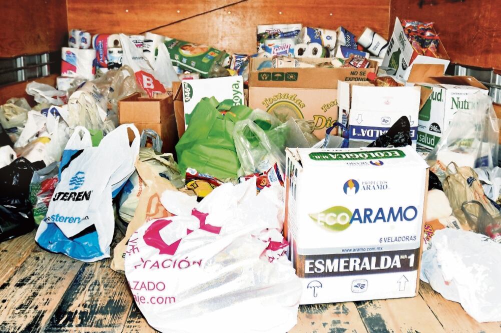 Señalamiento. Priístas afirman que camiones con despensas y logos de partidos “de izquierda”, eran resguardados por patrullas o policías auxiliares (ARCHIVO EL UNIVERSAL)