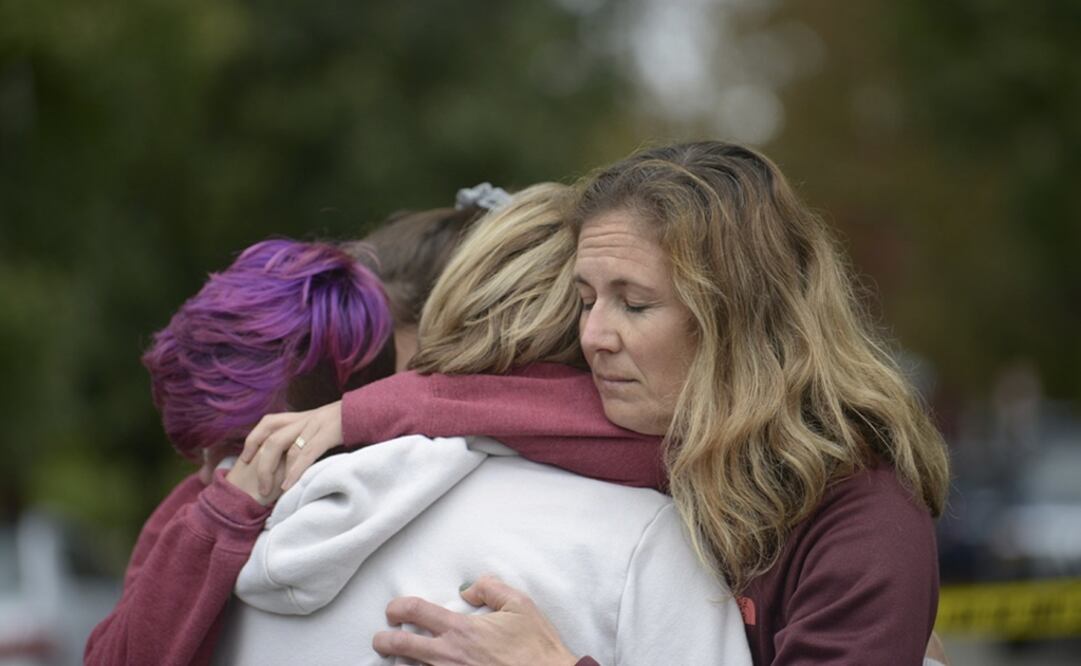 Cody Murphy, Sabrina Weihrauch y Amanda Godley, tres jóvenes de Pittsburgh tras el tiroteo en la congregación “Árbol de la Vida”. (Foto: AP)