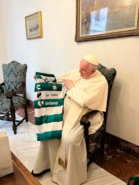 Papa Francisco presume sus playeras del Atlas y Santos