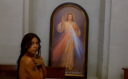 Indignan imágenes de la rapera Tokischa semidesnuda en iglesia española; la cantante reivindica su relación con Dios
