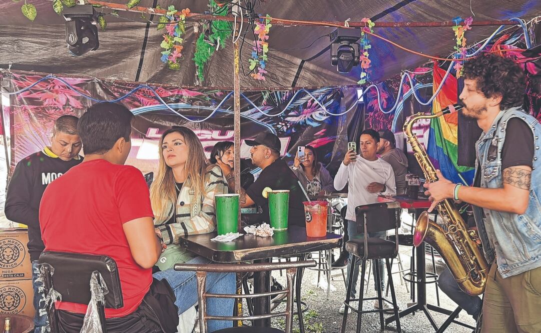 En un recorrido por la alcaldía Cuauhtémoc, EL UNIVERSAL observó la venta de bebidas alcohólicas en al menos 27 puestos del tianguis que se instala en la calle Comonfort. Foto: de Hugo Salvador. El Universal