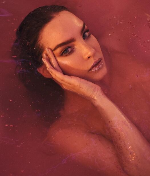 Belinda impacta con vestido mojado transparente en Instagram