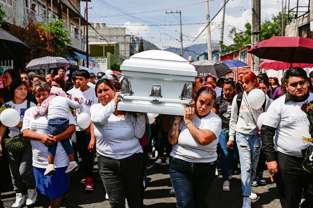 Mujeres vestidas con playeras blancas, rodeadas por el cortejo de amigos y vecinos, cargaron el féretro de Patzy hasta el panteón de San Miguel Chalma.