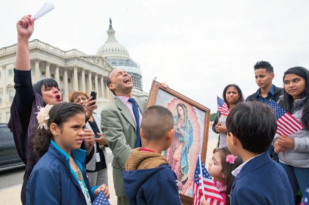 El congresista Luis Gutiérrez, con una imagen de la Virgen de Guadalupe, dio ayer una rueda de prensa en Washington acompañado de familias centroamericanas que buscan evitar ser deportadas a sus países de origen (JACQUELYN MARTIN. AP)