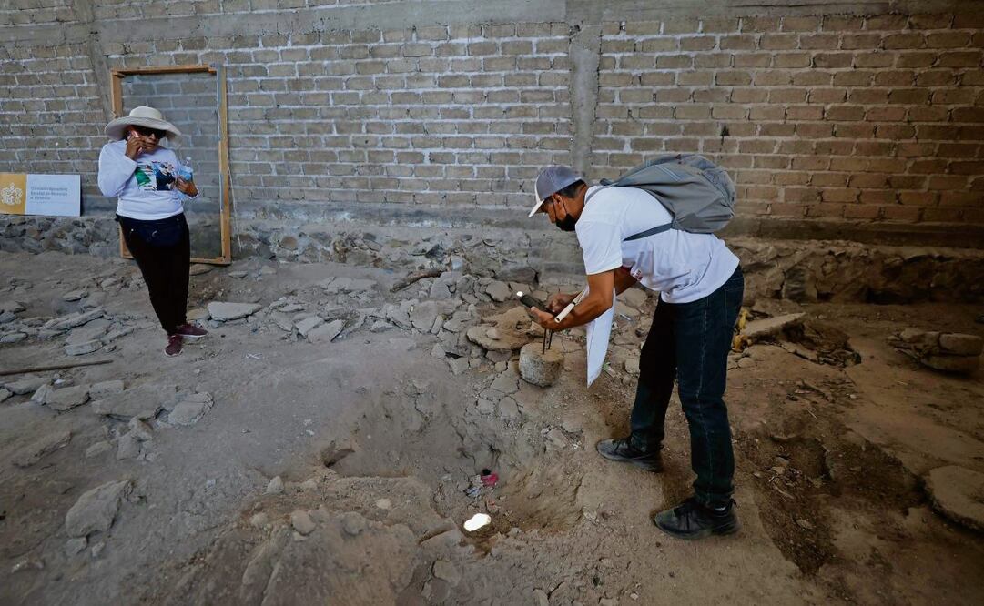 Los buscadores observaban con atención el suelo del predio, tratando de localizar algún indicio olvidado. (21/03/2025) Foto: Diego Simón Sánchez | El Universal