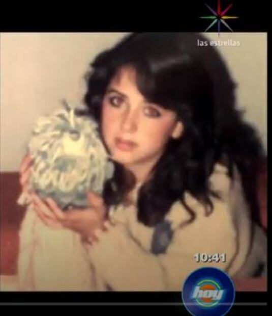 Andrea Legarreta llora al recordar momento de su infancia