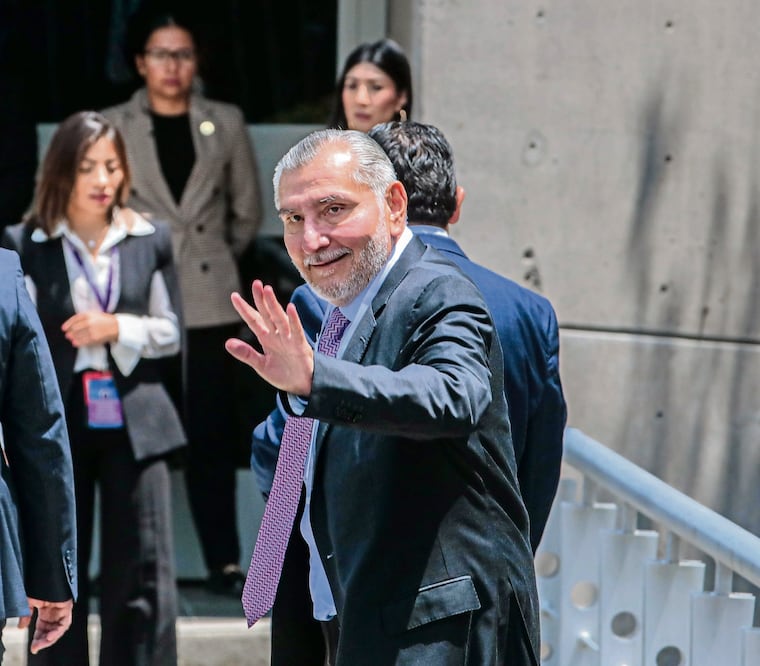 Adán Augusto López, exsecretario de Gobernación, estuvo presente en la entrega de la constancia. Foto: de Gabriel Pano. El Universal