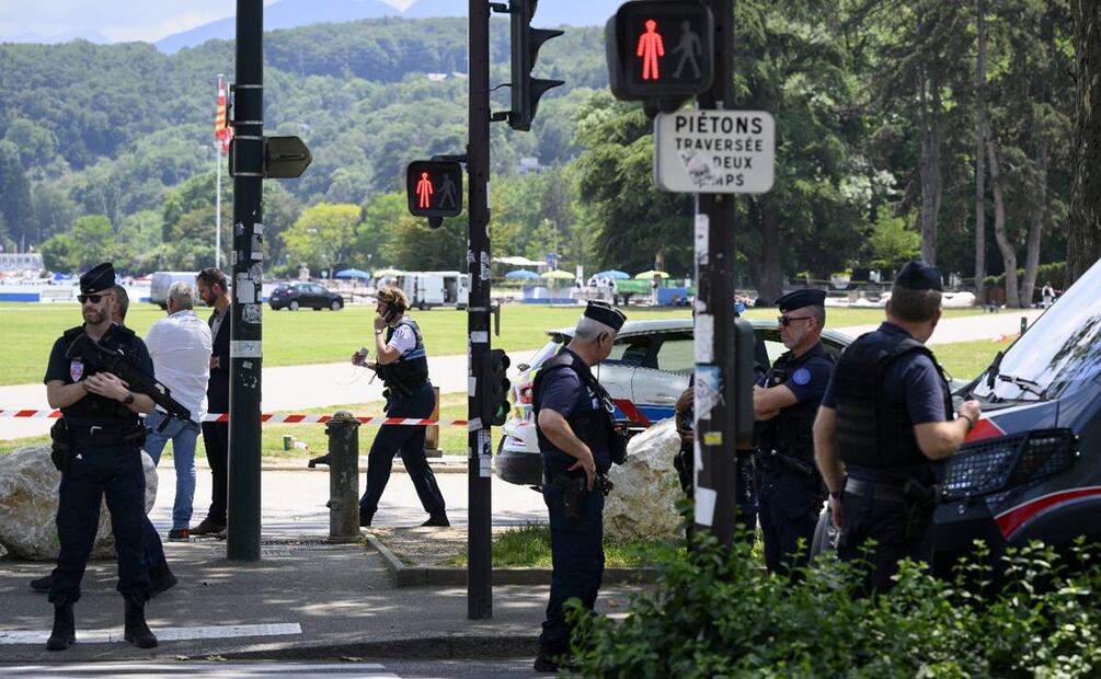 La policía se reúne cerca de un área acordonada luego de un ataque con cuchillo en Annecy, Francia. Foto: EFE