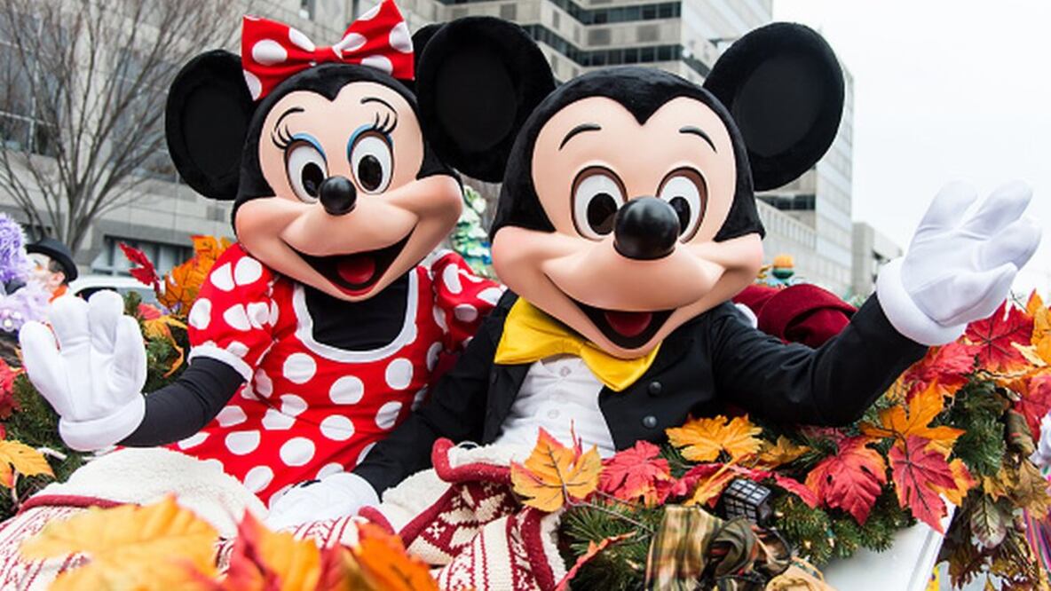 Turistas suelen posar para tomarse fotos con Mickey y Minnie Mouse en los parques temáticos de Walt Disney World. Foto: Getty Images