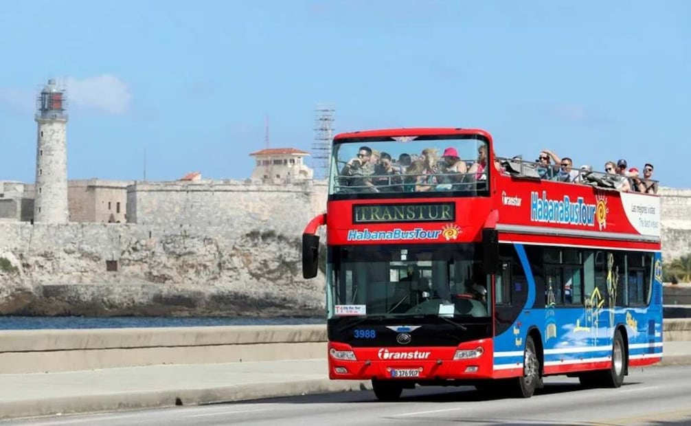 Fotografía de archivo de turistas que pasean en un bus turístico por el Malecón de La Habana (Cuba). Foto: EFE