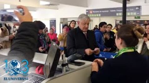 Llega AMLO con retraso al aeropuerto... pero se da tiempo para selfies