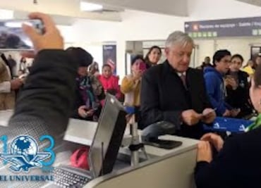 Llega AMLO con retraso al aeropuerto... pero se da tiempo para selfies