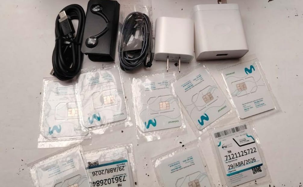 Cinco custodios son detenidos en penal de Cuernavaca; portaban droga y equipo de telefonía.
Foto: Especial.