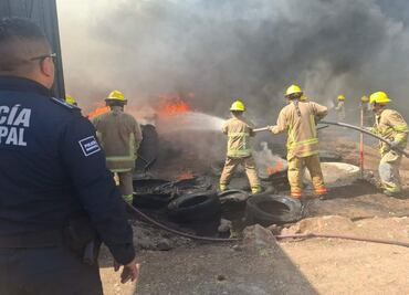 Incendio consume cientos de llantas en predio de Hidalgo; no hay personas lesionadas
