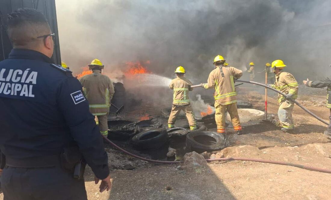 Bomberos controlan un incendio en un predio de Hidalgo que consume al rededor de 500 llantas (04/04/2025). Foto: Especial