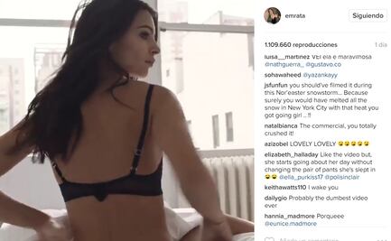 Ratajkowski se abotona bra en sexy comercial